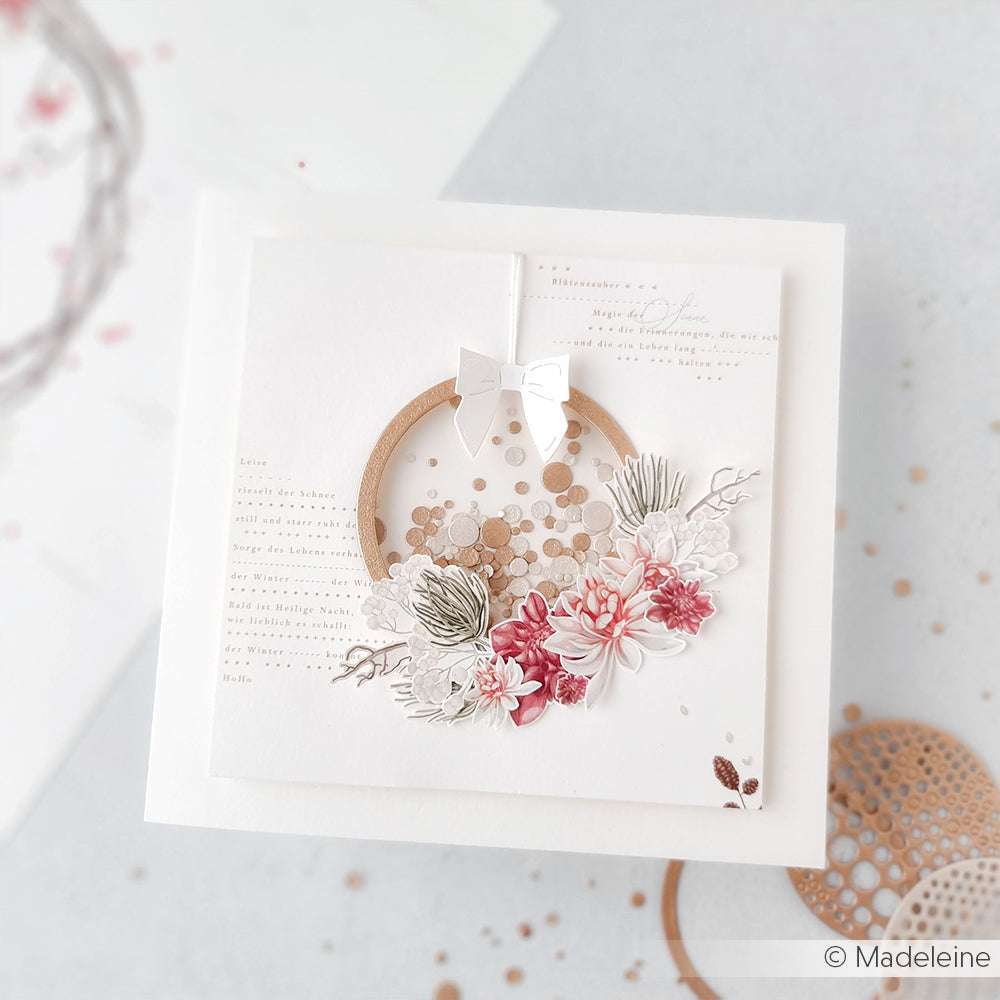 Quadratische Karte von Alexandra Renke mit einem Blumen- und Kranzmotiv aus Deep Edge Motivstanzen, goldenen Punkten, einer weißen Schleife und zarter Schrift im Hintergrund.