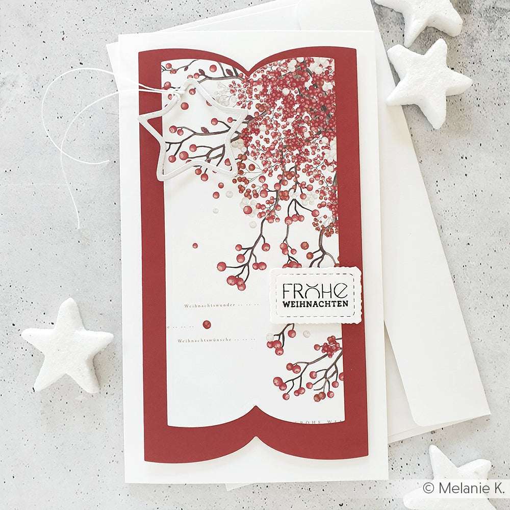 Rot-weiße Weihnachtskarte von Alexandra Renke mit Beerenzweig, Sternverzierung und dem Text "Frohe Weihnachten". Gefertigt aus hochwertigen Designpapieren mit einem Motivstanze Rechteckiger Kartenaufleger für ein elegantes Finish.