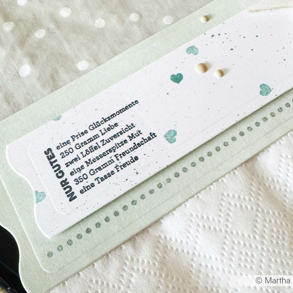 Eine deutsche Rezeptkarte mit Herzen, die Zutaten wie Liebe, Freundschaft und Mut enthält - wunderschön gestaltet mit Alexandra Renke Designpapieren und einer Motivstanze rechteckiger Kartenaufleger für handgemachten Charme.