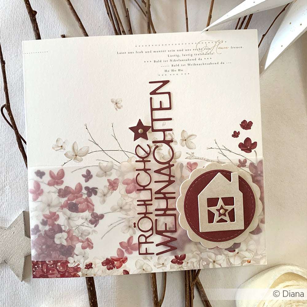 Eine florale Weihnachtskarte von Alexandra Renke mit Fröhliche Weihnachten und einem roten Haus auf Weiß, akzentuiert mit Runden Blumen Schicht-Etiketten für einen eleganten Touch.