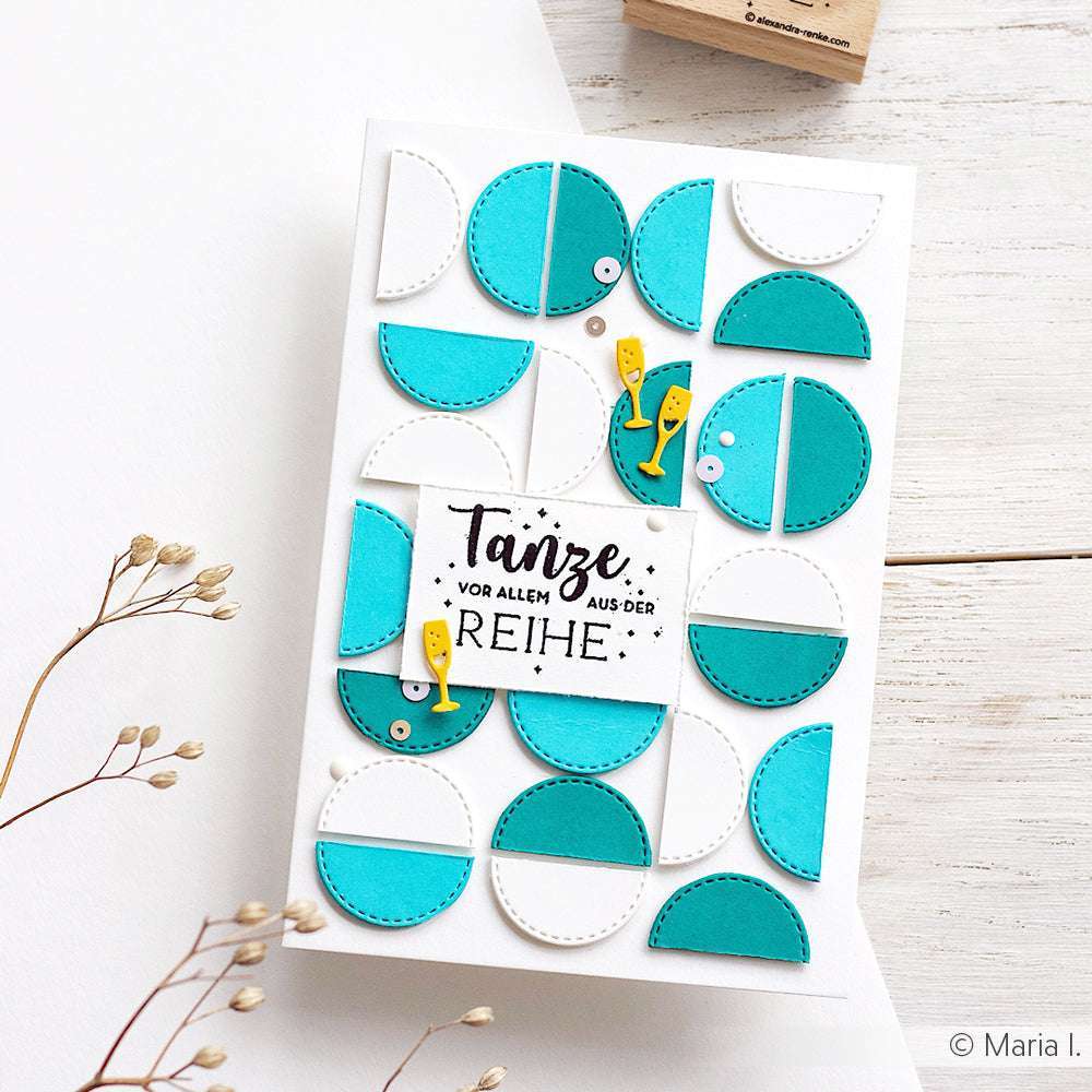 Handgefertigte Karte von Alexandra Renke mit blaugrünen und weißen Halbkreisen, zwei Sektgläsern, deutschem Text, hochwertigen Designpapieren und veredelt mit Runde Blumen Schicht-Etiketten für einen eleganten Touch.