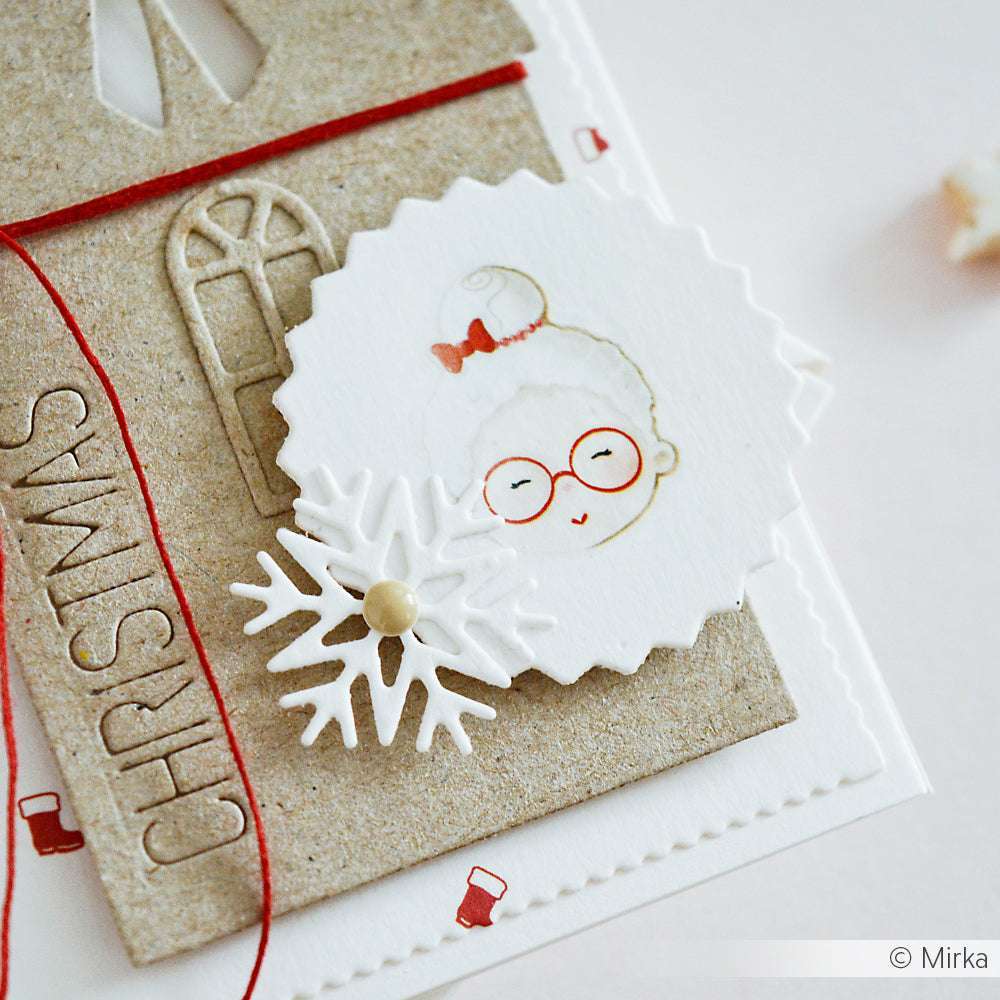 Handgefertigte Weihnachtskarte von Alexandra Renke mit einem niedlichen Mädchen mit roter Brille, hergestellt auf 200g Designpapier und verziert mit einer Schneeflocke und Runden Schicht-Etiketten als Verzierung.