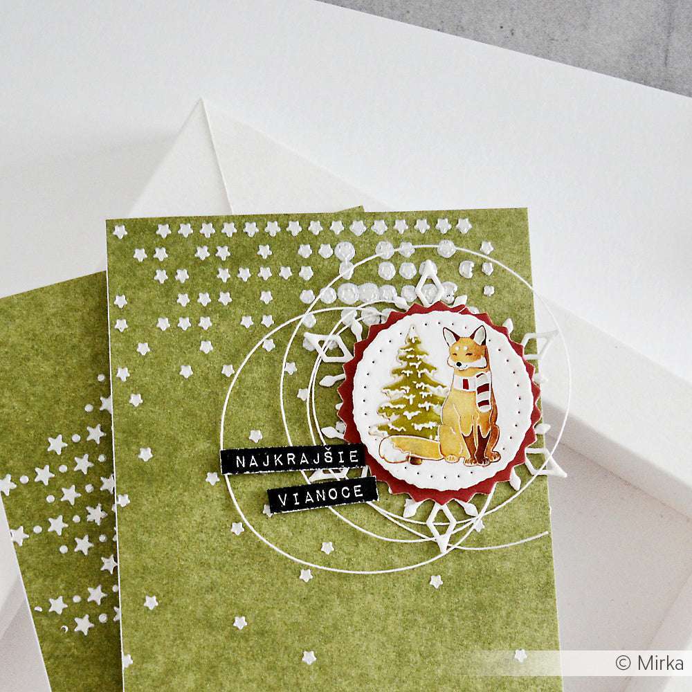 Die grüne Weihnachtskarte von Alexandra Renke zeigt weiße Sterne, eine Fuchsillustration und den slowakischen Text "NAJKRAJŠIE VIANOCE". Ideal zum Kombinieren mit Designpapieren oder zur individuellen Gestaltung mit einer Motivstanze.