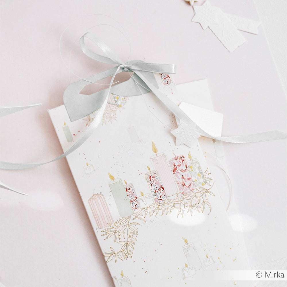 Eine pastellfarbene Geschenktüte von Alexandra Renke mit Kerzen, Blumen und einem silbernen Band auf hellem Grund, hergestellt mit Designpapieren und der Motivstanze Eleganter Tütengriff für ein elegantes Finish.