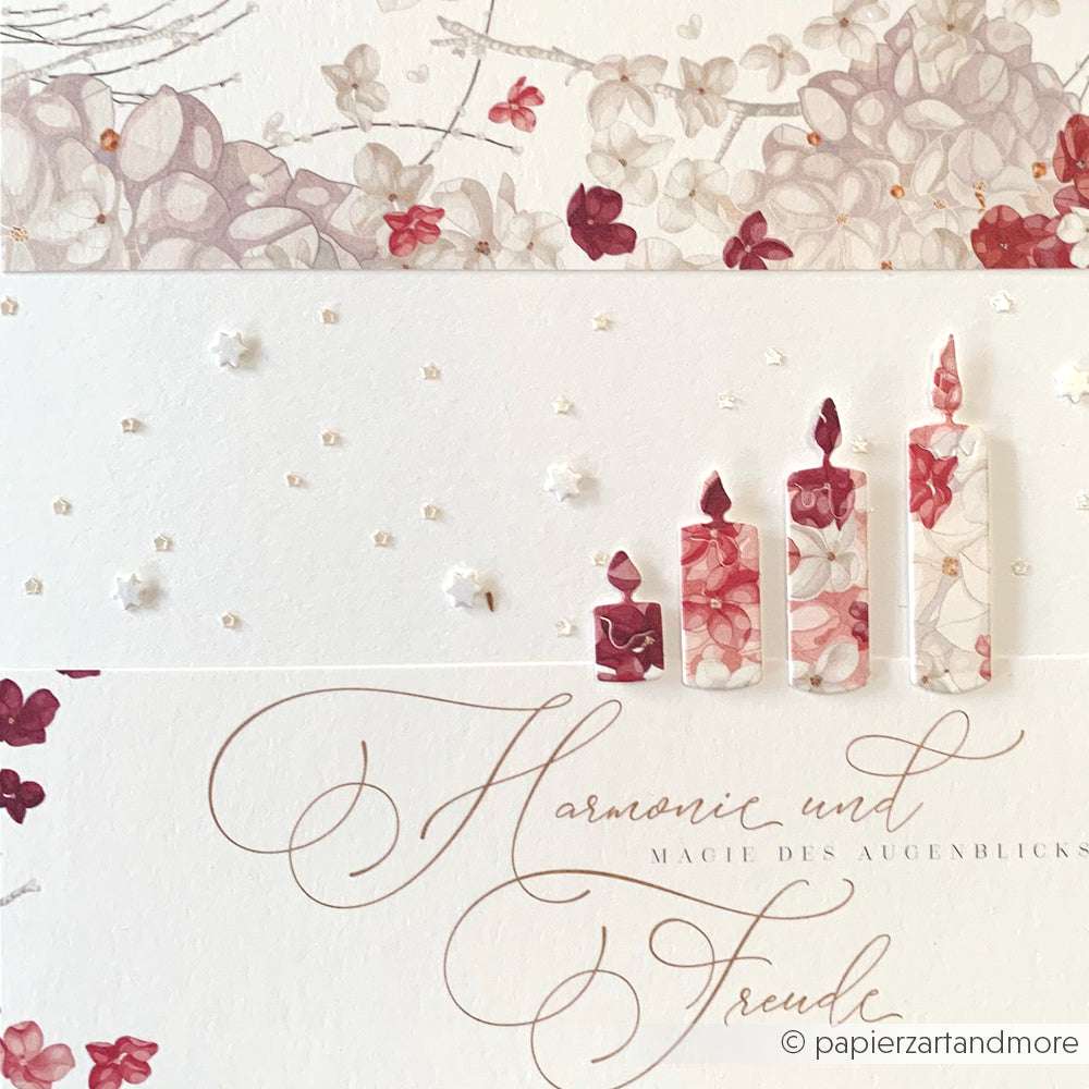 Vier dekorative Kerzen und florale Motive mit deutscher Kalligrafie auf einer weißen Karte, hergestellt mit dem Alexandra Renke Motivstanze Kerzen Set; darüber sind Sternchen verstreut.