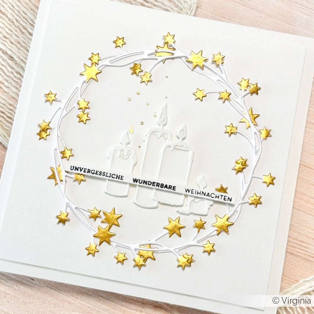 Weiße Karte mit goldenen Sternen, drei Kerzen aus dem Alexandra Renke Motivstanze Kerzen Set und dem deutschen Text "UNVERGESSLICHE WUNDERBARE WEIHNACHTEN" in der Mitte.