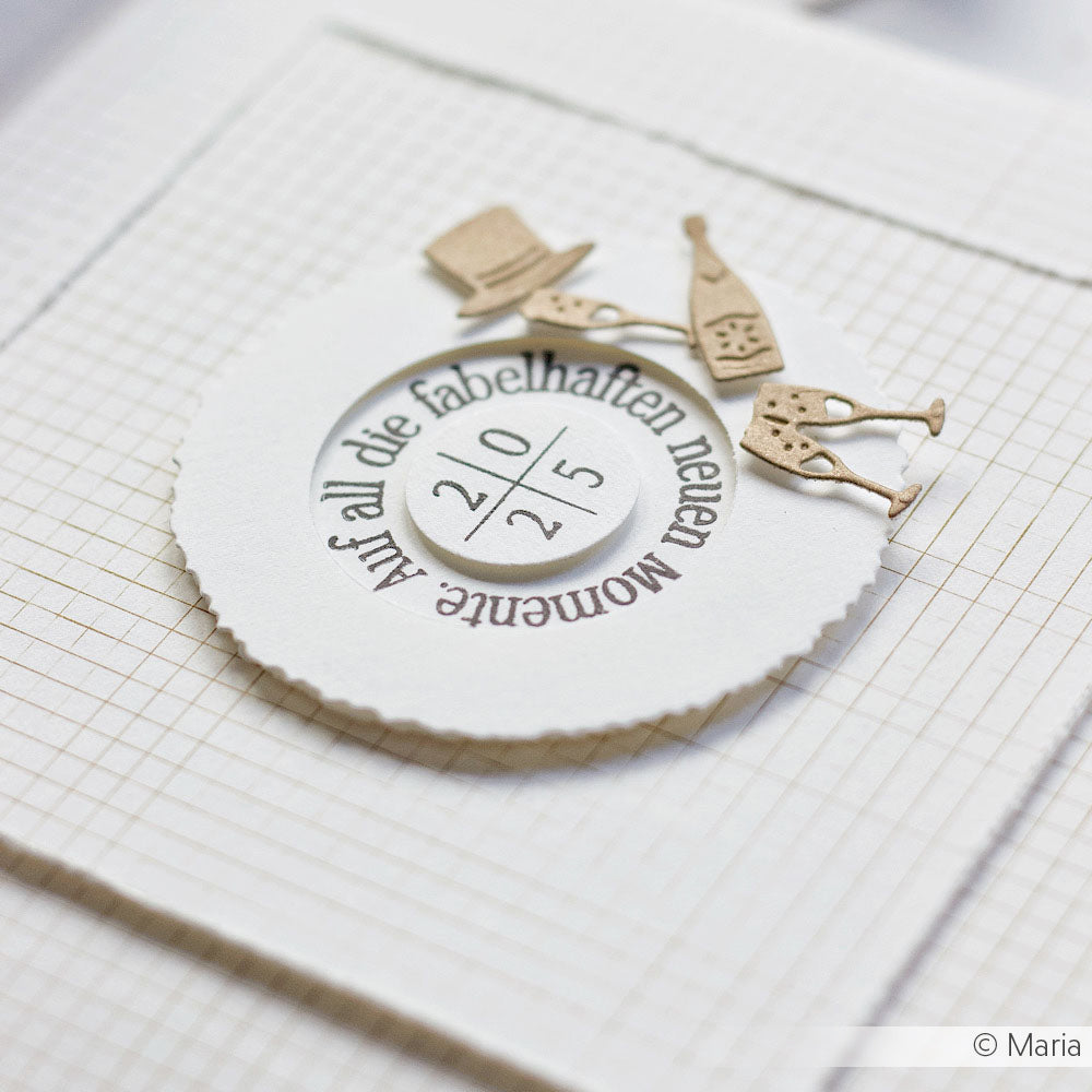 Runde weiße Karte von Alexandra Renke mit deutschem Text, Zylinder und Sektgläsern zur Markierung von 2025 auf einem Raster - ideal für Schicht-Etiketten oder kreative Projekte mit Designpapier.