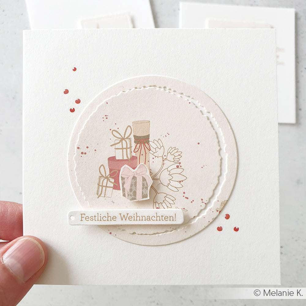 Handgefertigte Karte von Alexandra Renke mit pastellfarbenen Geschenkboxen, Blumen und dem Text "Festliche Weihnachten!". Gestaltet mit Alexandra Renke Dies Stanzen und Stanzsystemen für klare Formen und eine Motivstanze Runde Schicht-Etiketten Akzent.