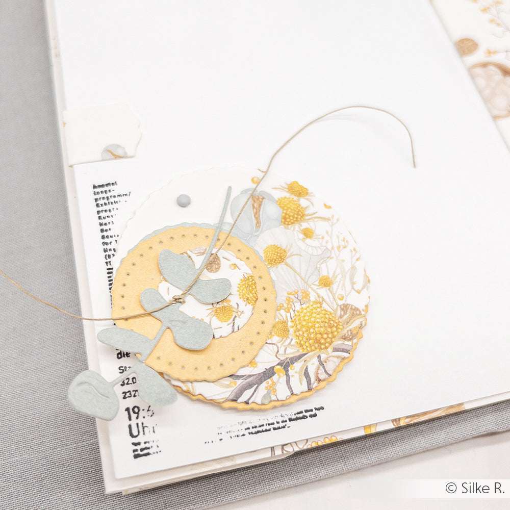 Handgemachte Karte mit Alexandra Renke Runde Schicht-Etiketten, floralen Mustern und zartbunten Blattverzierungen aus Papier mit übereinanderliegenden runden Ausschnitten.