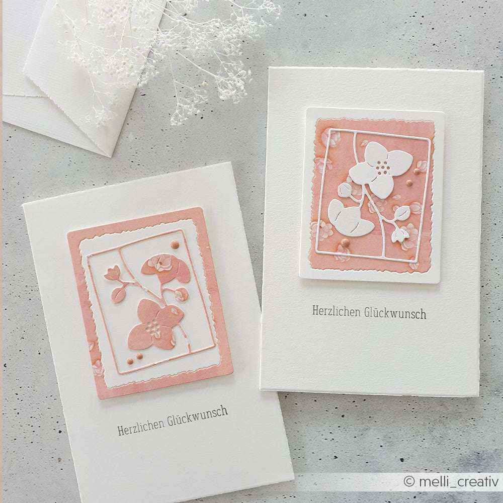 Zwei handgefertigte Karten von Alexandra Renke mit rosafarbenen Blumenmustern und "Herzlichen Glückwunsch" auf hellgrau, hergestellt mit DieCut Systemen und Motivstanze Rechteckige Schicht-Etiketten für detailgenaue Präzision.