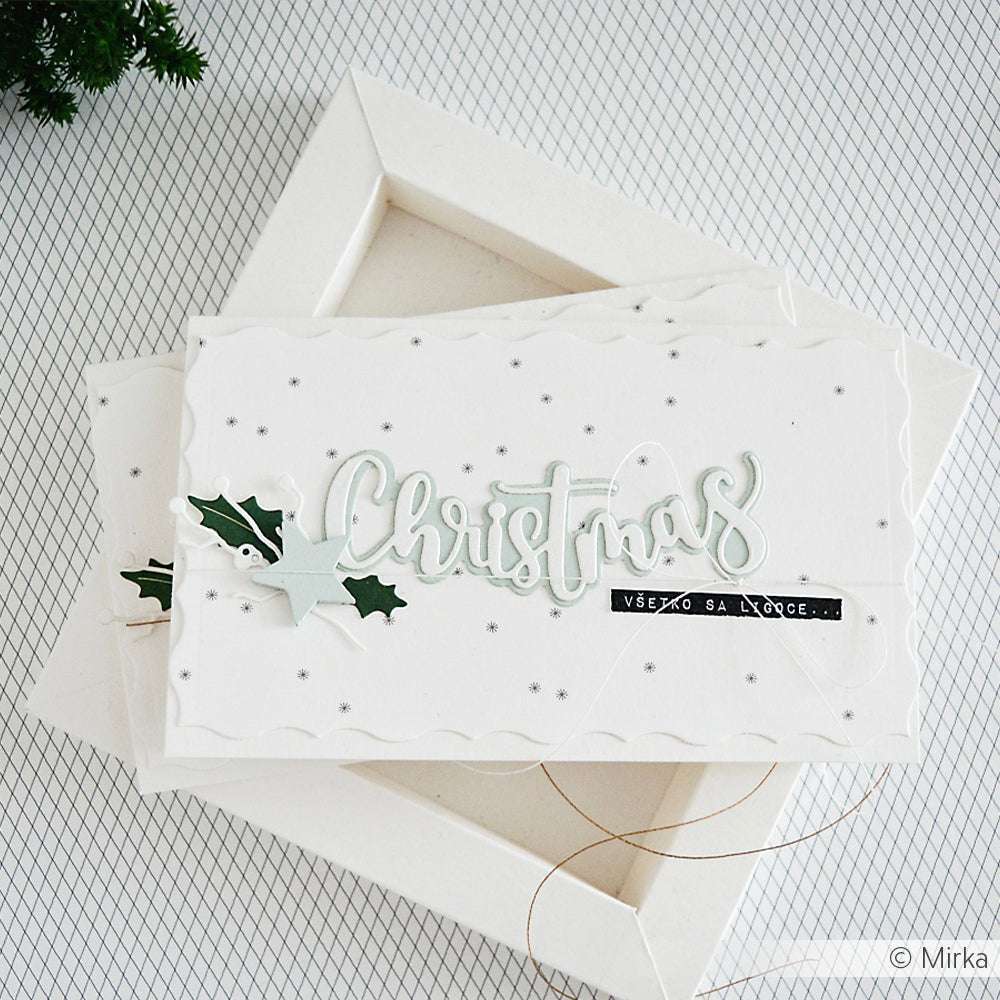 Weiße handgefertigte Weihnachtskarte von Alexandra Renke mit Stechpalmenblättern, Text und einem strukturierten Hintergrund auf einer weißen Schachtel, mit einem zarten Ornamentrand, der mit Motivstanze hergestellt und mit Kartenaufleger lang für zusätzliche Details verbessert wurde.