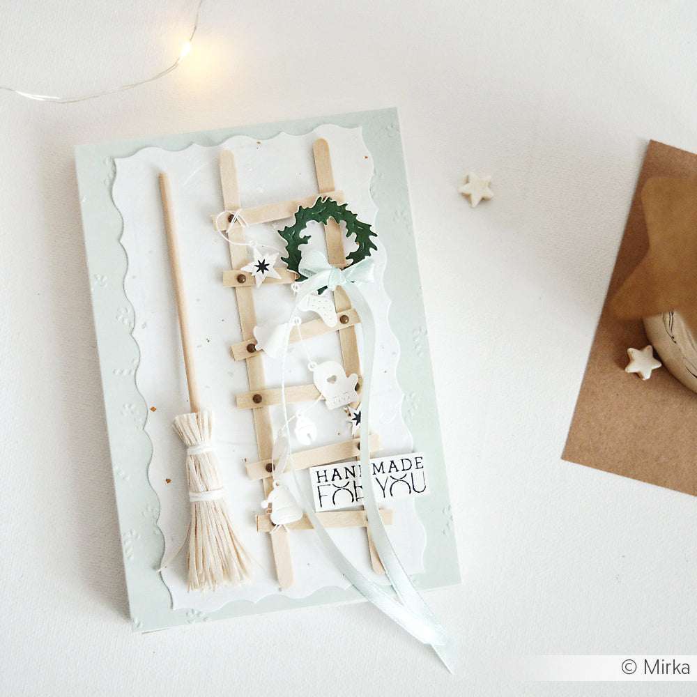 Handgemachte Karte von Alexandra Renke mit Mini-Besen, Leiter, Kranz, Schleife und "HANDMADE FOR YOU"-Anhänger. Inklusive Kartenaufleger lang und Motivstanze Ornamentrand Detail für einen charmanten Abschluss.