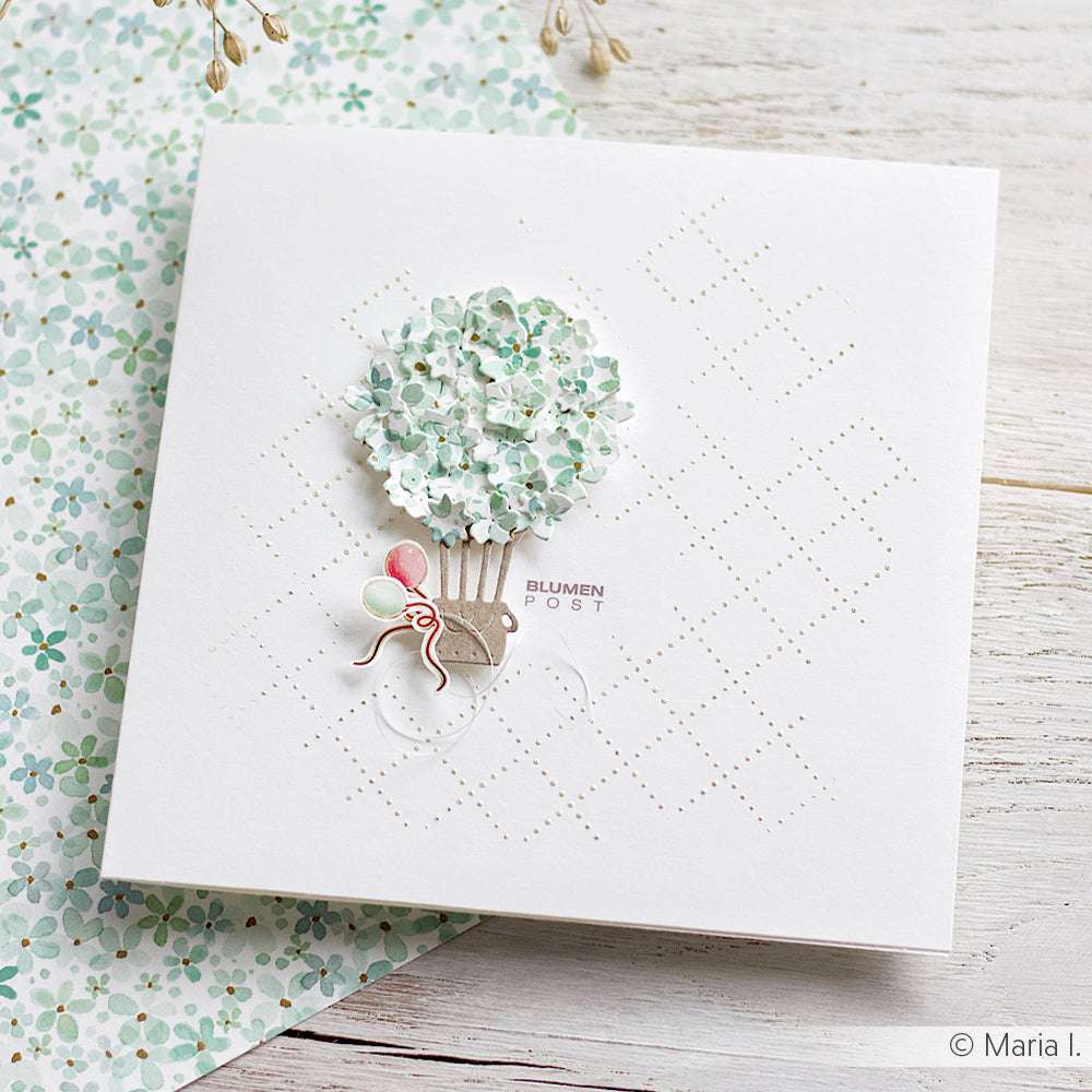 Handgefertigte Karte von Alexandra Renke mit einem 3D-Blumenstrauß und einem Mini-Umschlag auf weißem Grund, hergestellt aus eleganten Designpapieren und mit dekorativen Stanzformen für komplizierte Muster versehen.