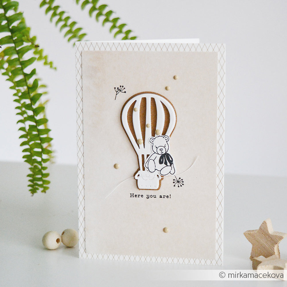 Grußkarte von Alexandra Renke mit einem Teddybären in einem Heißluftballon, hergestellt mit der Motivstanze Heißluftballon und hochwertigen Designpapieren, mit der Aufschrift "Here you are!" und neben einer Pflanze.