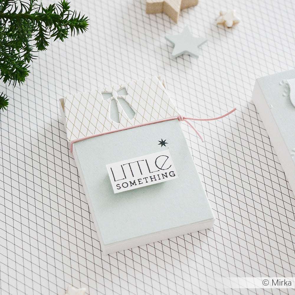 Eine kleine Geschenkbox von Alexandra Renke, verziert mit LITTLE SOMETHING, Schleifenband und Pastellfarben, setzt einzigartige Akzente, die mit Designpapieren und der Motivstanze Haus Etiketten von Stanzsysteme gestaltet wurden.