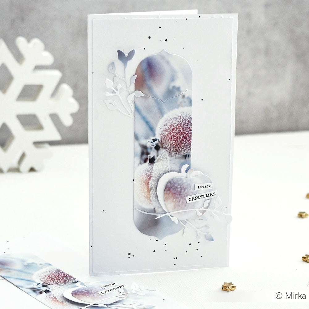 Handgemachte Weihnachtskarte mit frostigen Beeren, weißen gestanzten Zweigen aus der Alexandra Renke Motivstanze und einem Elegantes Steck-Etikett auf der Vorderseite.