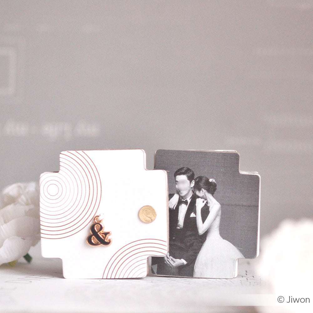 Eine Hochzeitseinladung von Alexandra Renke mit einem Schwarz-Weiß-Foto des Paares, modernem, minimalem, geometrischem Design, Deep Edge Motivstanzen für klare Linien und PAPPcutie Doppelstück Abgerundetes Kreuz Details.