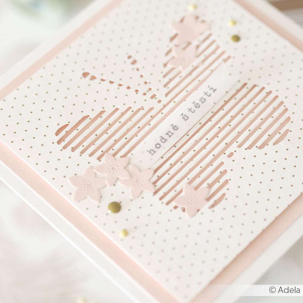 Handgefertigte rosa-weiße Karte von Alexandra Renke mit einem Hasenmotiv, zarten Blumen und dem tschechischen Text "hodně štěstí" (viel Glück), hergestellt mit Deep Edge Motivstanzen für scharfe, detaillierte Kanten.