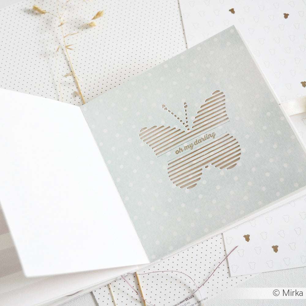 Die Grußkarte von Alexandra Renke zeigt einen mit Deep Edge Motivstanzen ausgeschnittenen Schmetterling und den Text "oh my darling" auf einem hellen Polka Dot Hintergrund.