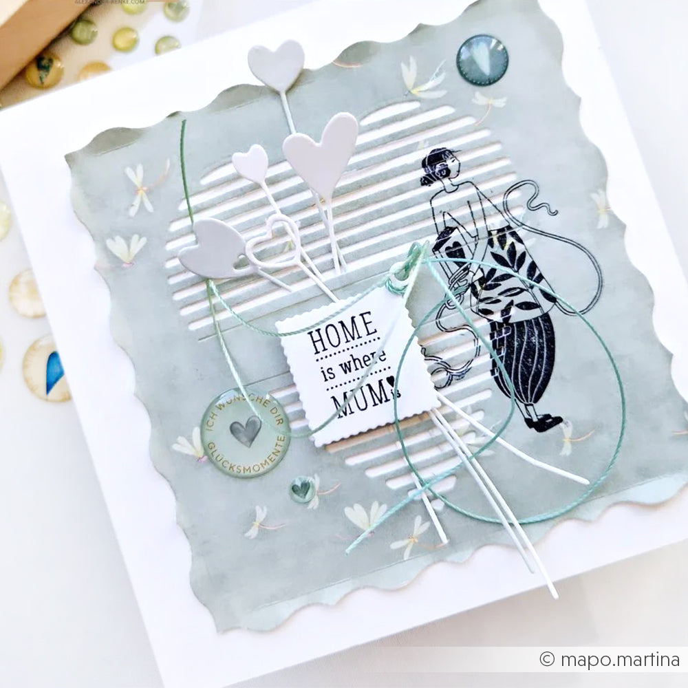Quadratische Karte mit Herzen, einer Vintage-Frau, dem Anhänger "Home is where Mum is" und zarten Blumen, die mit Alexandra Renke's Deep Edge Motivstanzen und PAPPcut®ies für komplizierte Details hergestellt wurden.