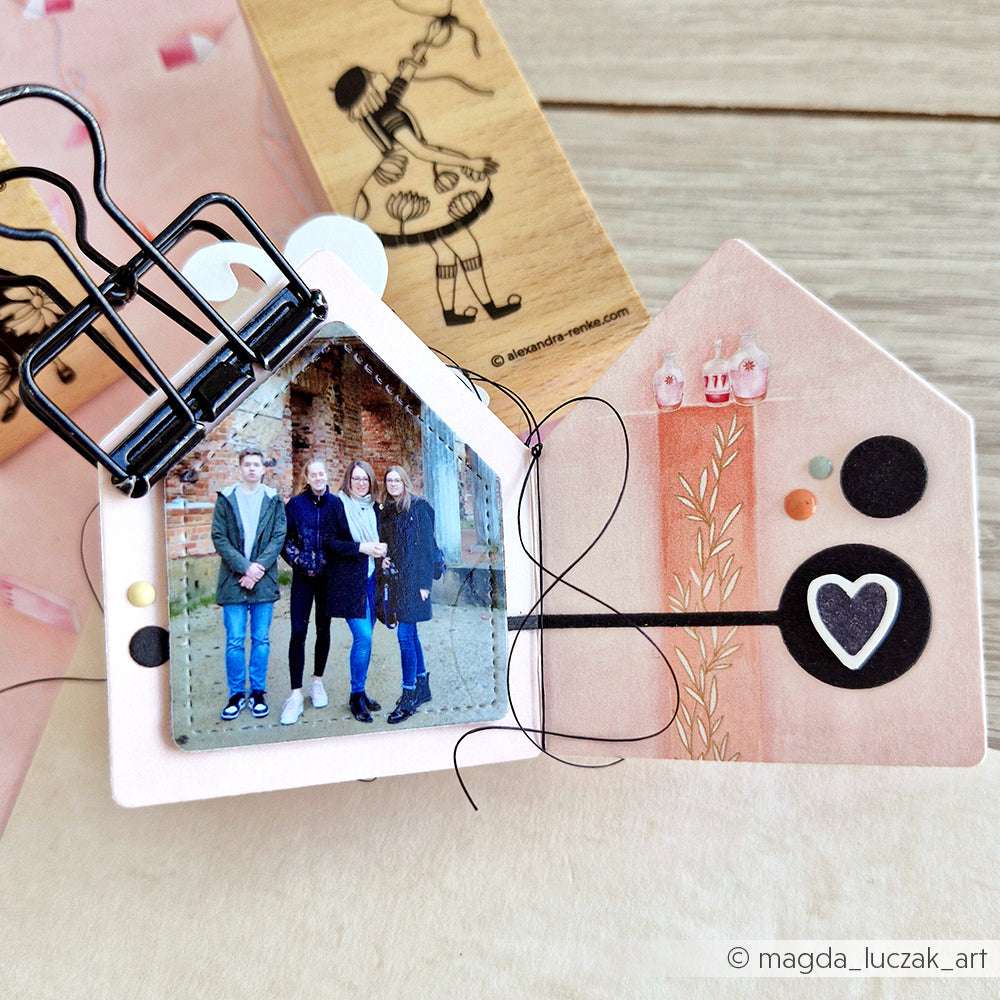 Kleines Scrapbook mit einem Foto von vier Personen im Freien, dekoriert mit rosa und schwarzen geometrischen Mustern unter Verwendung von Alexandra Renke PAPPcut®ies für zusätzlichen Flair.