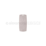 Der rechteckige graue Filzanhänger von Alexandra Renke ist präzise gearbeitet, hat einen kleinen Ausschnitt oben und steht mittig auf weißem Hintergrund.