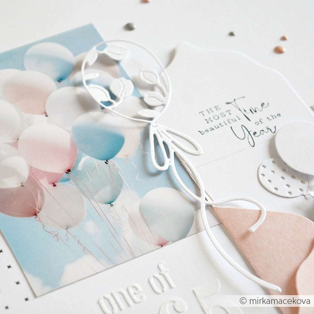 Eine pastellfarbene Scrapbook-Seite mit Luftballon-Fotos, einem weißen Alexandra Renke PAPPcut®ies Ballonausschnitt, Motivstanze großer blumiger Luftballon-Akzente und dekorativem Text.