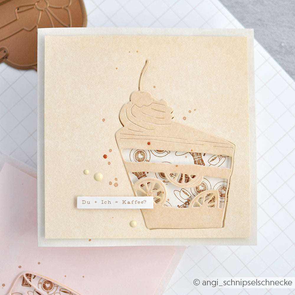 Quadratische Karte mit einem ausgeschnittenen Kuchenstück, hergestellt mit der Motivstanze Großes Kuchenstück von Alexandra Renke, Papier zum Thema Kaffee und dem Text "Du + Ich = Kaffee?" auf der Vorderseite. Teil der charmanten PAPPcut®ies Kollektion mit Deep Edge Motivstanzen.