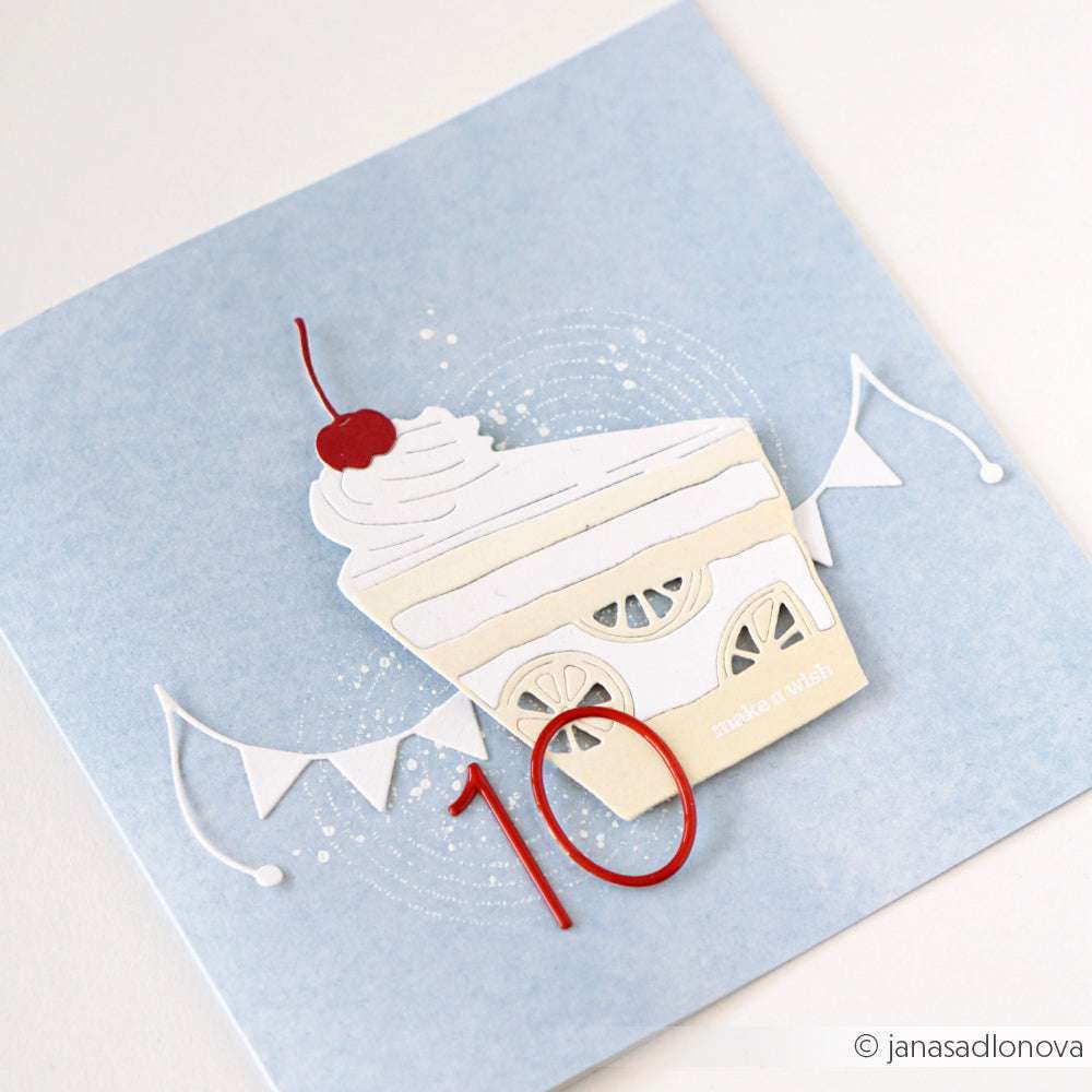 Illustrierte Tortenscheibe mit Kirsche, weißem Wimpel und einer roten 10 auf hellblauer Karte - perfekt für kreative Feiern oder PAPPcut®ies-Projekte von Alexandra Renke mit der Motivstanze Großes Kuchenstück.