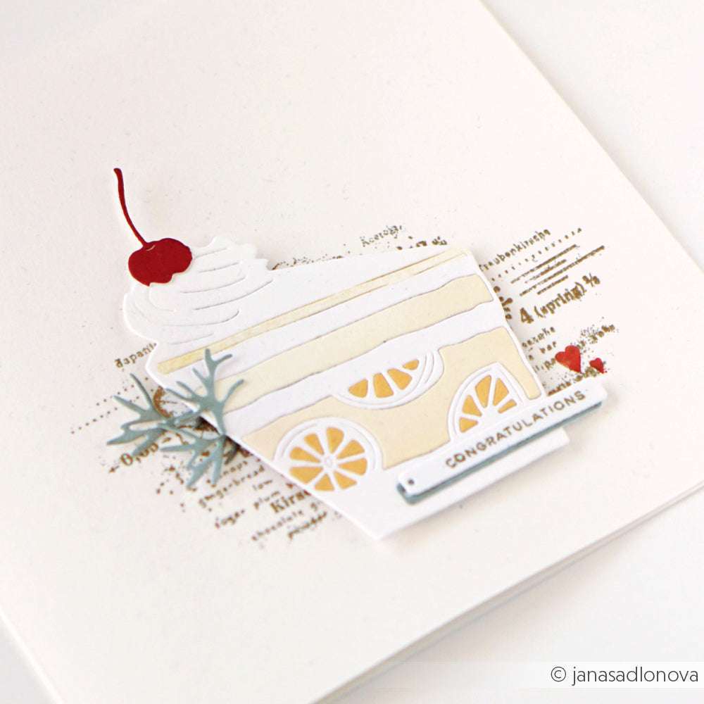 Die handgefertigte Karte von Alexandra Renke zeigt eine geschichtete Torte, eine Kirsche und den Text "Herzlichen Glückwunsch" auf weißem Untergrund - hergestellt mit PAPPcut®ies und Deep Edge Motivstanzen für zusätzliche Details.