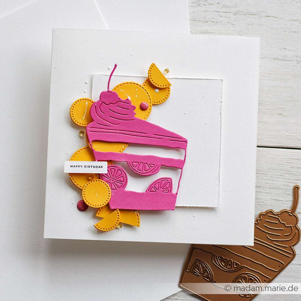 Eine handgefertigte Geburtstagskarte von Alexandra Renke zeigt ein rosa Kuchenstück aus der Motivstanze Großes Kuchenstück, gelbe Zitronenscheiben und einen Happy Birthday-Anhänger auf der Vorderseite.
