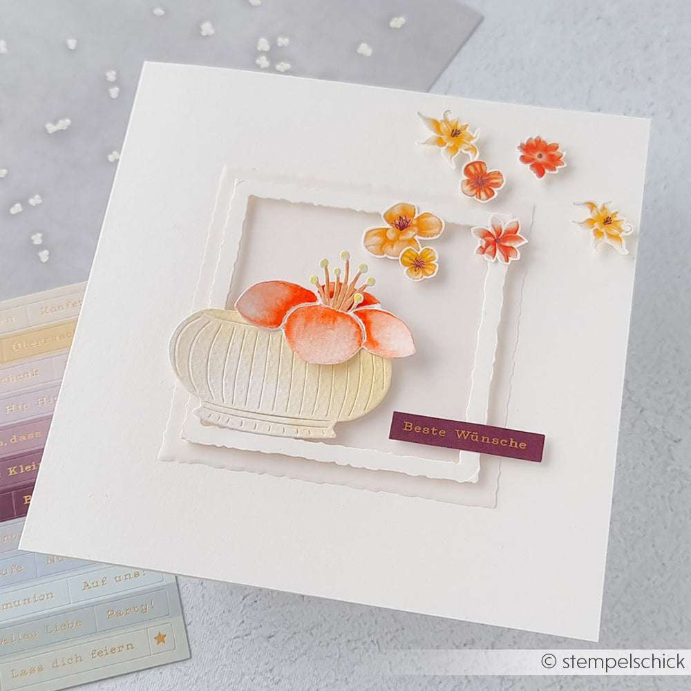 Handgefertigte Karte von Alexandra Renke mit einer Vase mit rosa und kleinen orangefarbenen Blumen, die mit PAPPcut®ies und der Motivstanze Lieblingsvase hergestellt wurde, versehen mit einem "Beste Wünsche"-Etikett auf Weiß.