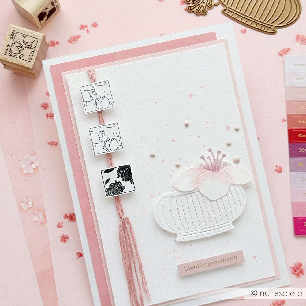 Handgemachte Karte von Alexandra Renke mit einer Blumenvase aus der Motivstanze Lieblingsvase, drei quadratischen Skizzen, einer rosa Quaste und einem Lieblingsmensch-Etikett auf weißem Papier.