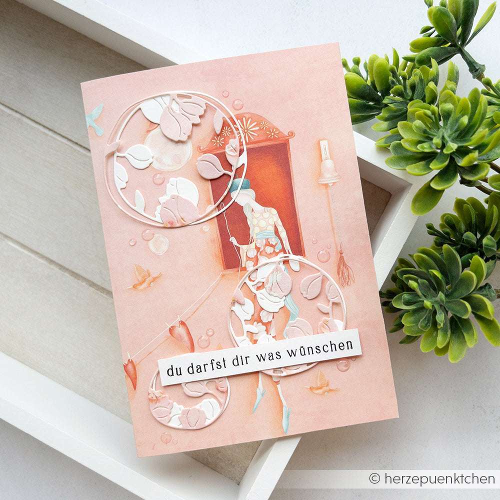 Pfirsichfarbene Karte von Alexandra Renke mit Blumenausschnitten von Deep Edge Motivstanzen, einer abstrakten Figur und dem deutschen Text "Du darfst dir was wünschen".