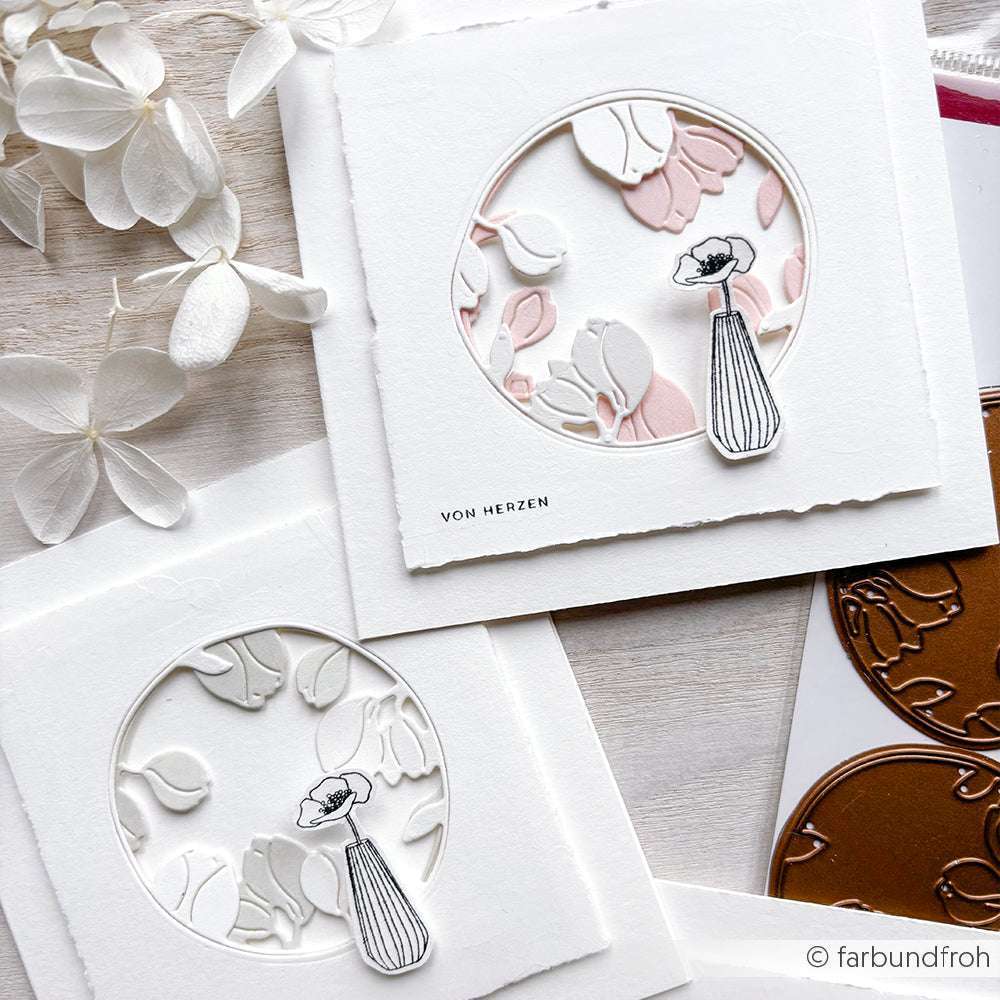 Zwei handgefertigte Karten von Alexandra Renke mit geprägten Blumenmotiven und einem Vasenausschnitt, hergestellt mit Deep Edge Motivstanzen und akzentuiert durch zarte weiße Blütenblätter.