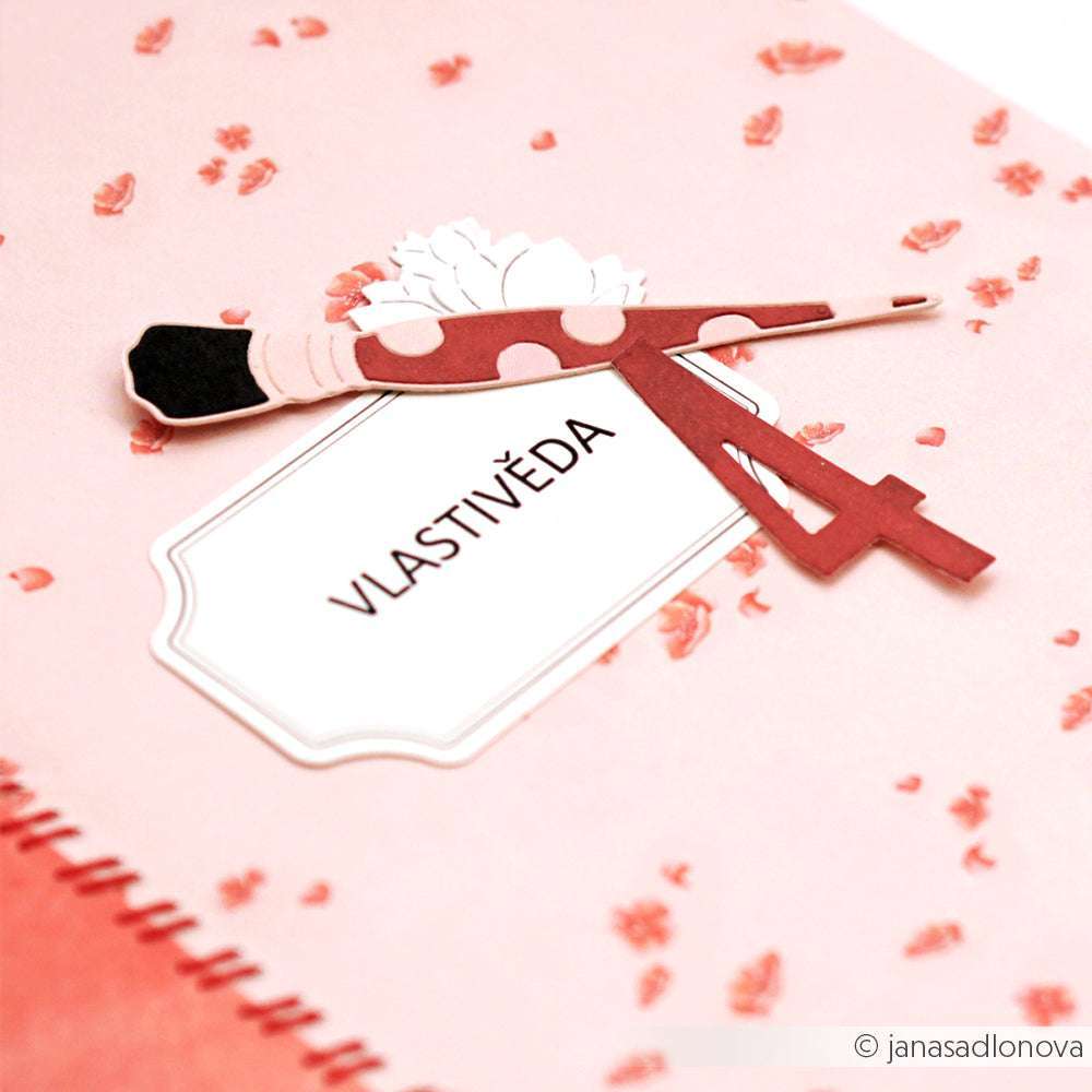 Das rosafarbene VLASTIVĚDA Notizbuch ist mit der Alexandra Renke Motivstanze Outline Pinsel ausgestanzt und trägt auf dem Einband die Nummer 4.
