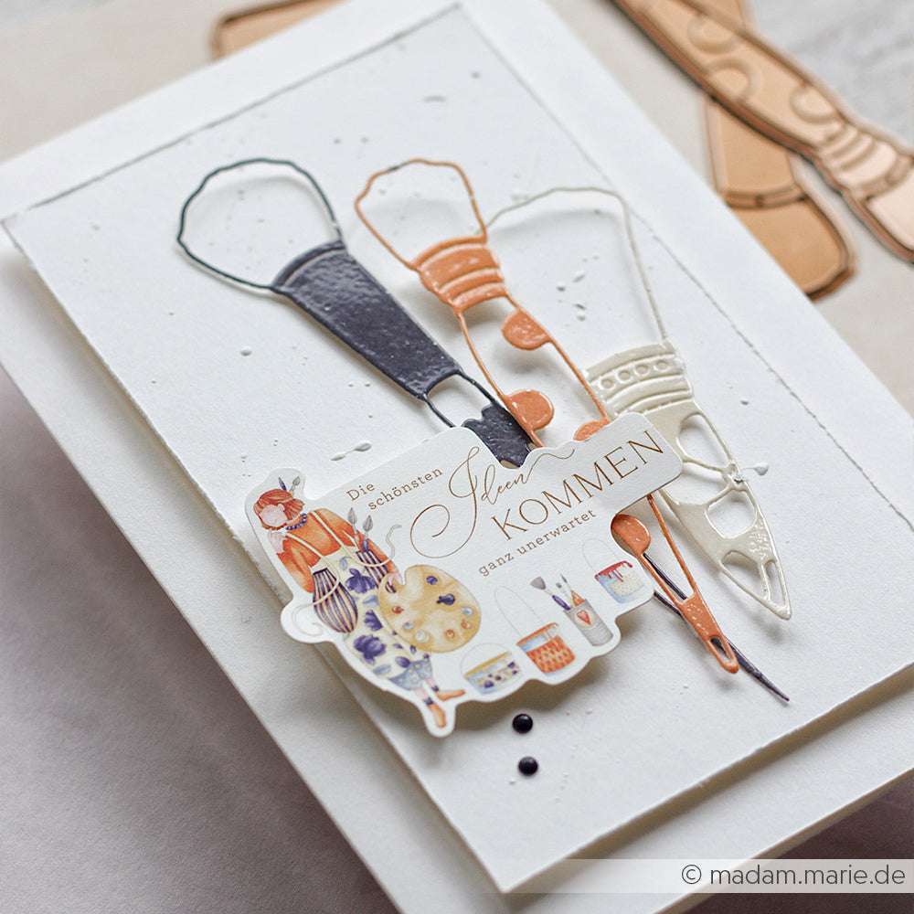 Handgefertigte Karte mit gestanzten Küchenutensilien mit Alexandra Renke PAPPcut®ies Deep Edge Motivstanzen, mit einem deutschen Gruß und kleinen illustrierten Elementen verziert.