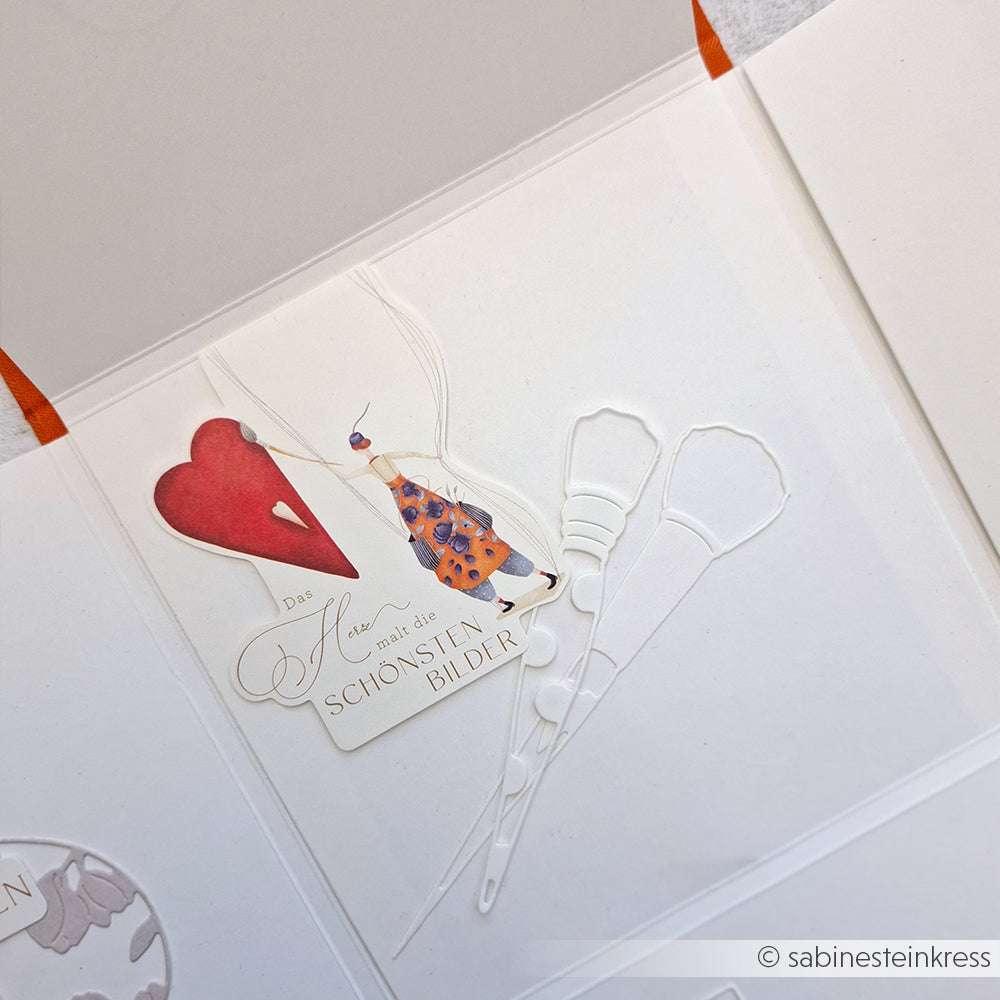 Eine Karte von Alexandra Renke zeigt eine Frau im Kleid, ein rotes Herz, Pinsel und den Text "SCHÖNSTEN BILDER". Für kreative Details wurden Deep Edge Motivstanzen und die Motivstanze Outline Pinsel verwendet.