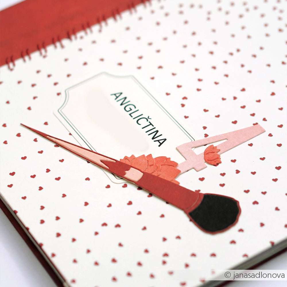 Ein Notizbuchumschlag von Alexandra Renke mit dem Motiv "Angličtina" und einer großen 4, verziert mit Herzen und einem Pinselmotiv, inspiriert von der Motivstanze Outline Pinsel aus der PAPPcut®ies Kollektion.