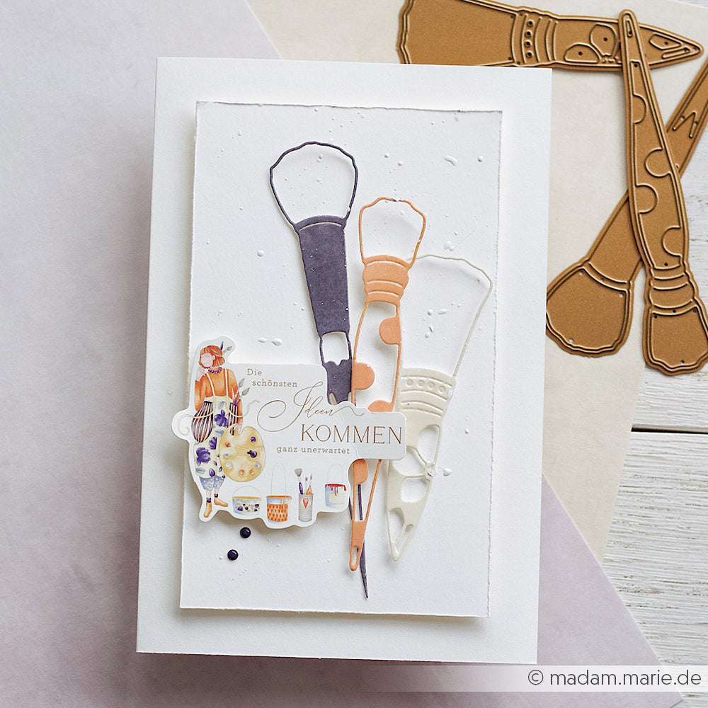 Handgefertigte Grußkarte von Alexandra Renke, verziert mit Deep Edge Motivstanzen, ausgeschnittenen Pinseln, einer Palette und deutschem Text auf Weiß. Einzigartige Details mit der Motivstanze Outline Pinsel.
