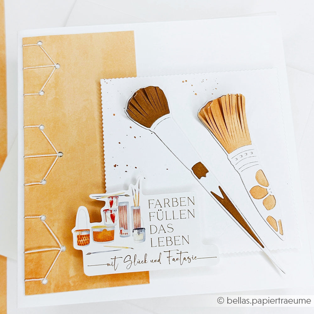 Handgefertigte Karte mit Pinseln, Malutensilien und deutschem Text auf weißem und hellbraunem Hintergrund, mit kreativen Akzenten von Alexandra Renke's Motivstanze und Deep Edge Stanzen.