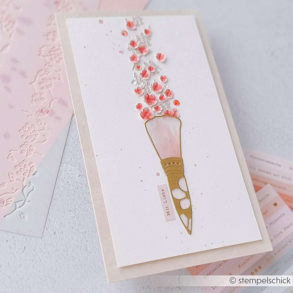 Handgefertigte Karte von Alexandra Renke mit einem Strauß rosa und weißer Blumen in einem goldenen Kegel vor einem minimalistischen weißen Hintergrund.