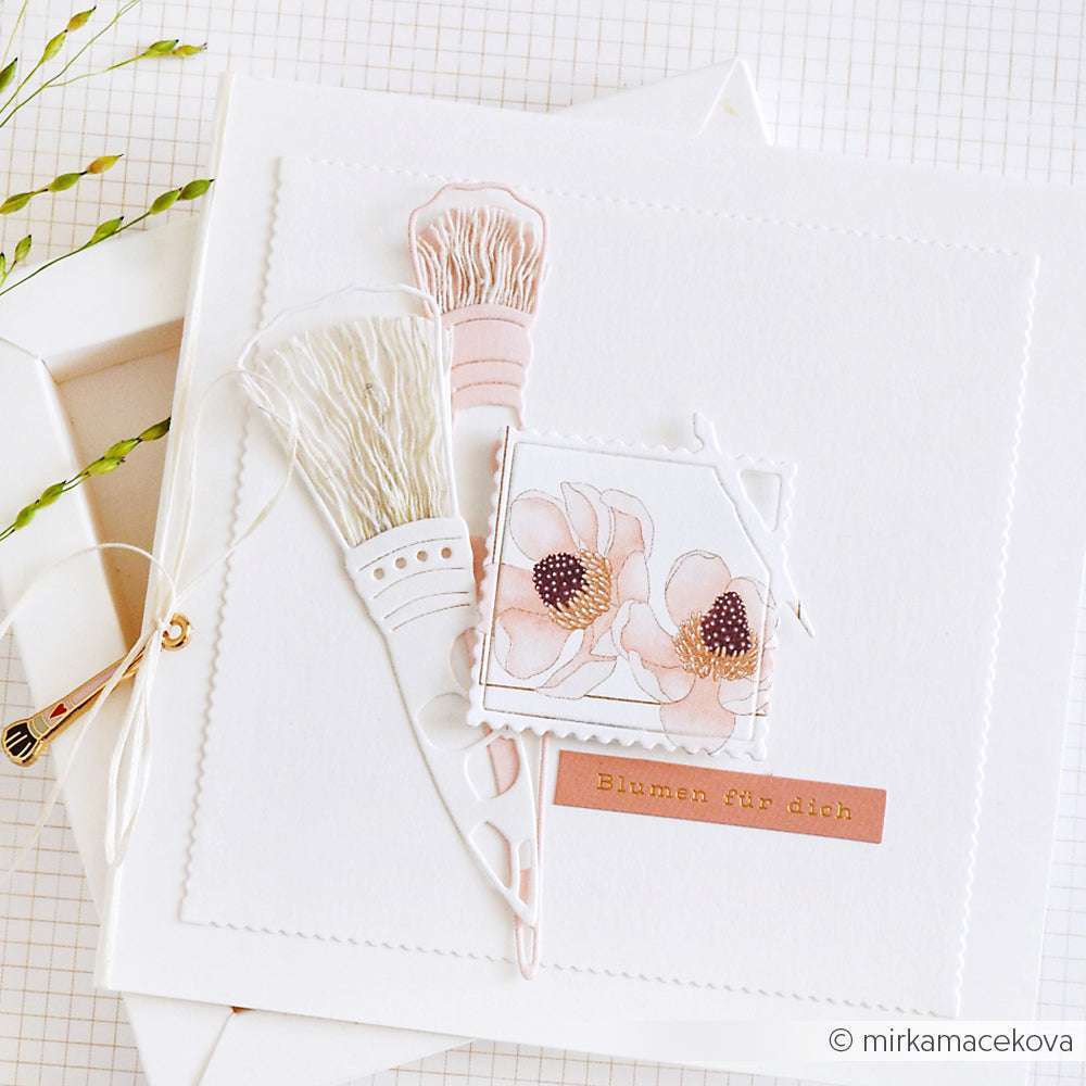 Handgefertigte Karte mit Pinseln, die mit der Alexandra Renke Outline Pinselform hergestellt wurden, zartrosa Blumen und einem "Blumen für dich"-Anhänger auf weißem Hintergrund.