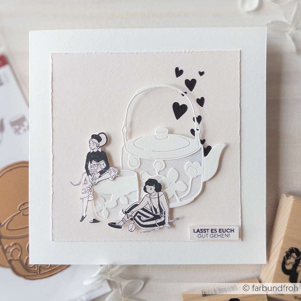 Handgemachte Karte von Alexandra Renke mit zwei illustrierten Frauen, einer Teekanne aus dem Motivstanze Großes Teeset und Herzen. Text: "Lasst es euch gut gehen!" Ein entzückendes Geschenk für Fans von PAPPcut®ies und Deep Edge Motivstanzen.
