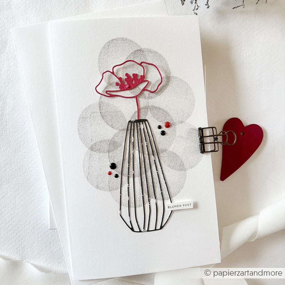 Handgefertigte Karte von Alexandra Renke mit einer Großen Blumenvase aus Draht, einer einzelnen roten Blume, abstrakten grauen Kreisen und einer roten Herz-Büroklammer - wunderschön akzentuiert mit Deep Edge Motivstanzen für eine einzigartige Note.