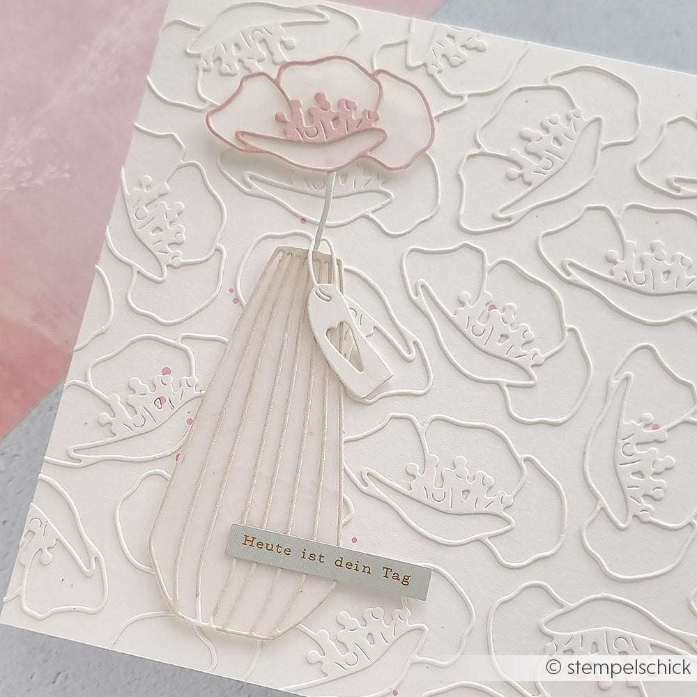 Handgefertigte Karte von Alexandra Renke mit einer rosafarbenen 3D-Blume in einer Vase, die mit der Motivstanze Große Blumenvase und geprägten Blumen hergestellt wurde; der Spruch lautet "Heute ist dein Tag.