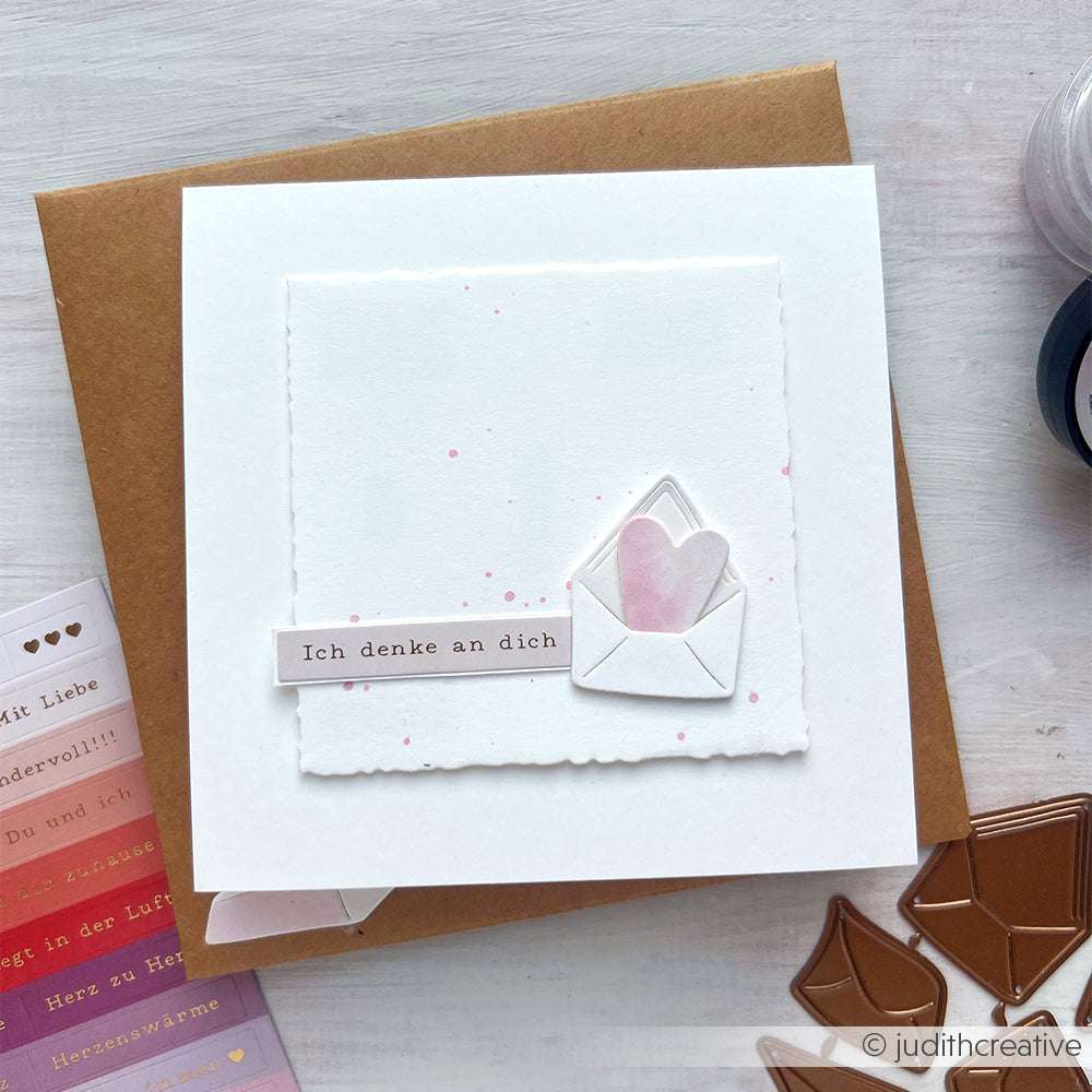 Handgefertigte Karte mit kleinem Umschlag und rosa Herz mit dem Text "Ich denke an dich", hergestellt mit dem Alexandra Renke PAPPcut®ies Motivstanze Briefeset für charmante Details.