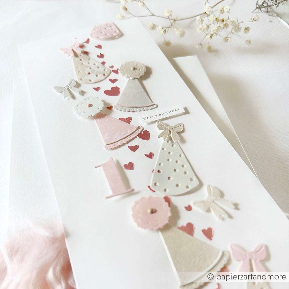 Handgefertigte Geburtstagskarte mit Partyhüten, Herzen, Schleifen und einer Nummer 1 in sanften Rosa- und Grautönen - hergestellt mit Alexandra Renke Produkten für charmante Details.