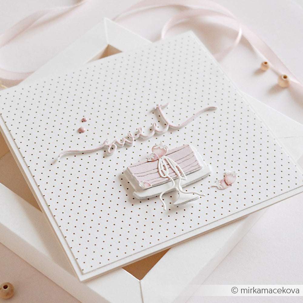 Eine handgefertigte Karte von Alexandra Renke mit einer rosa-weißen Torte auf gepunktetem Hintergrund und süßem Text, hergestellt mit der Motivstanze Kuchen unter der Haube.