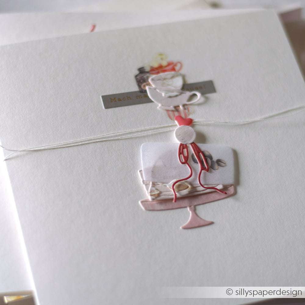 Weiße Karte mit einem Motiv aus Kuchenständer und Teetasse, akzentuiert durch Schnur und eine rote Schleife. Hergestellt mit der Motivstanze Kuchen unter der Haube aus der PAPPcut®ies Kollektion von Alexandra Renke, © sillyspaperdesign.